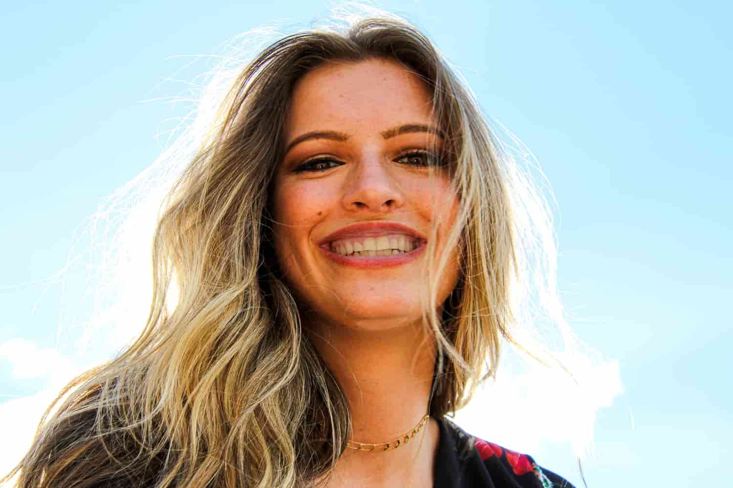 woman smiling weed stains teeth