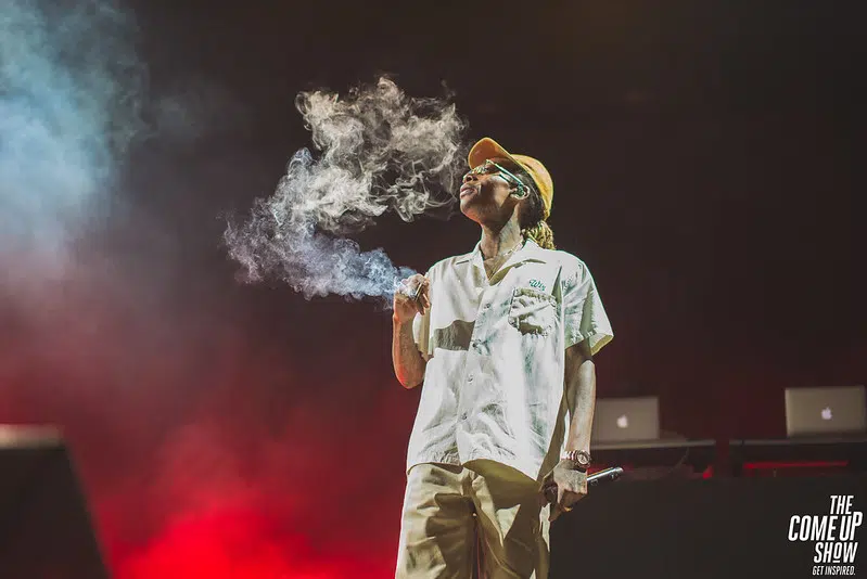 Wiz Khalifa smokes up on stage