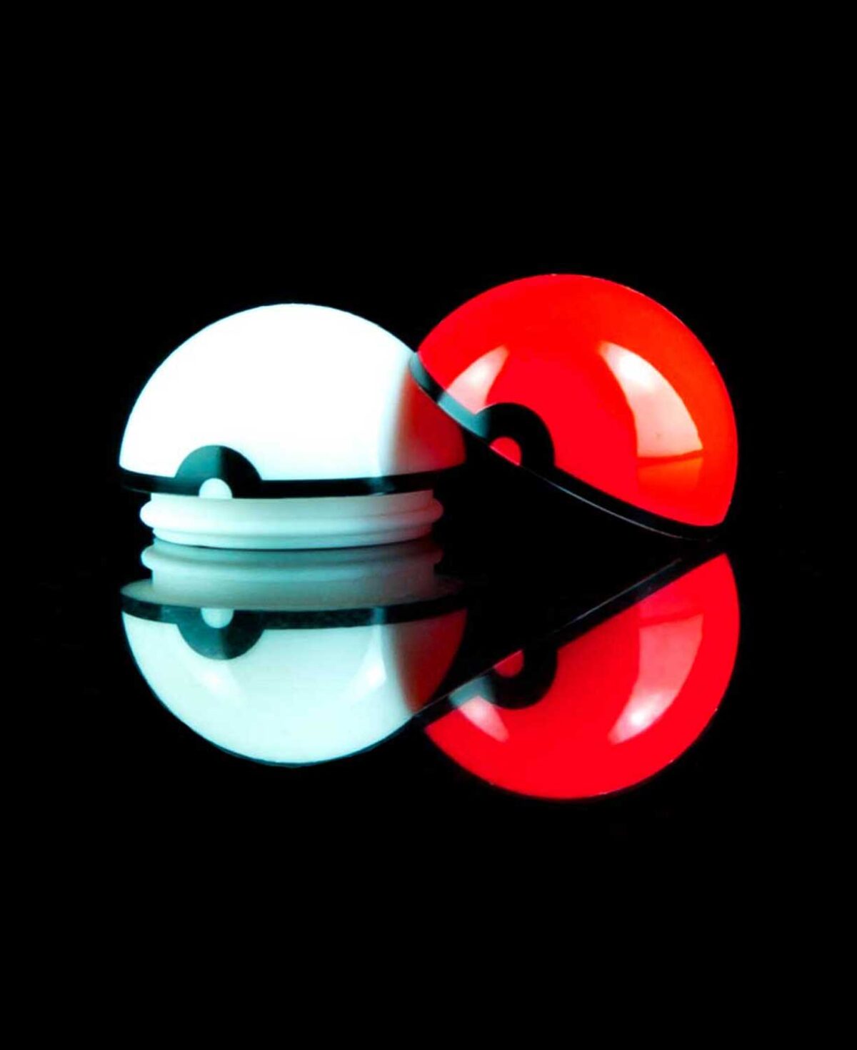 pokeball silicone dab-container on table