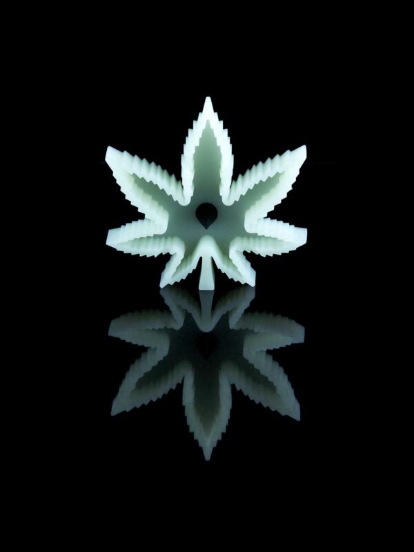 weed leaf ashtray made from food grade silicone