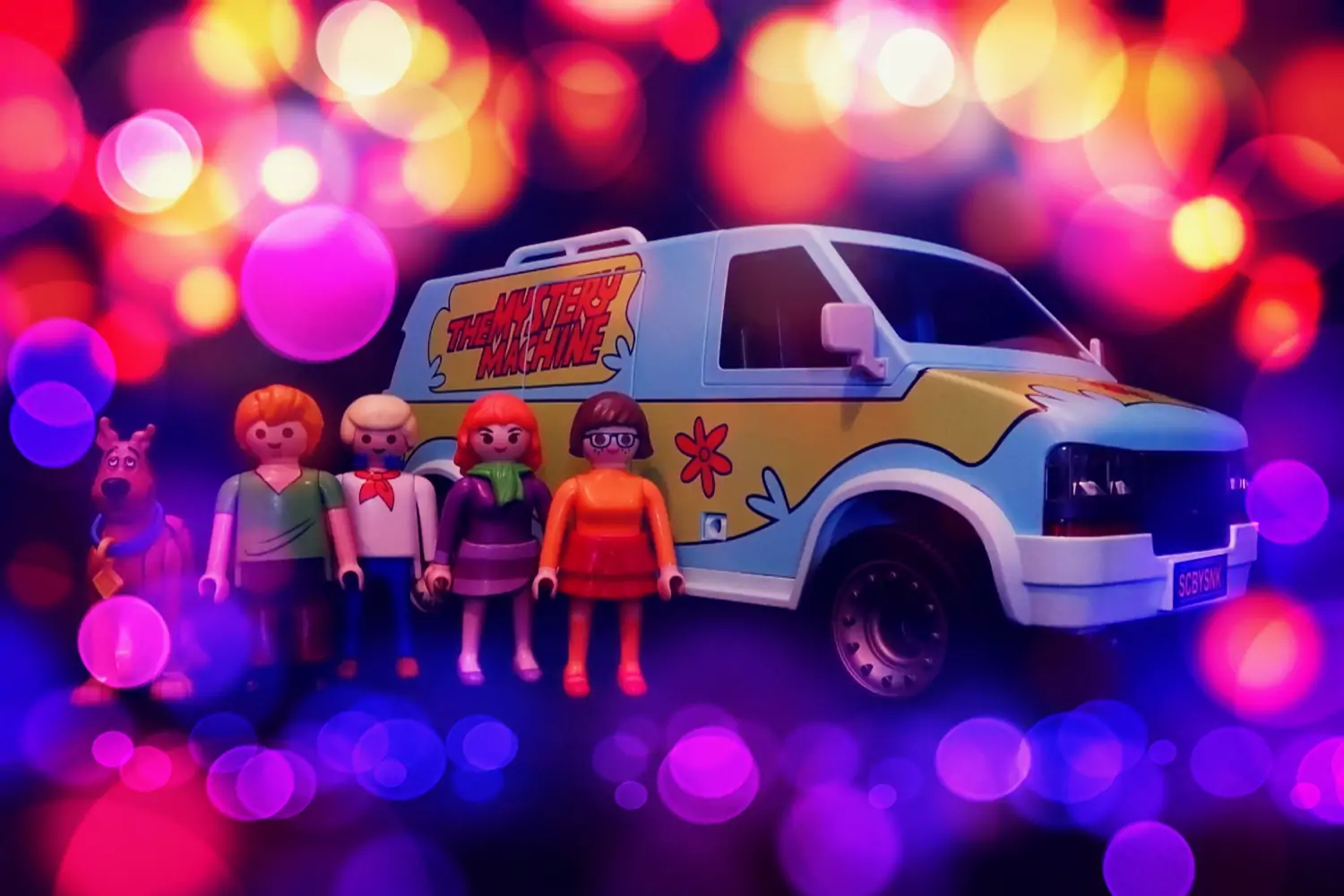 Lego figures of Shaggy, Scooby and the gang in front of the Mystery Van