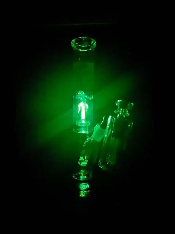 glowing ash catcher bong with glowing anchor