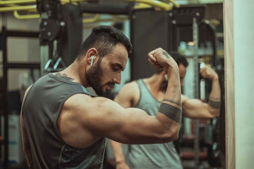 Mann trainiert und baut Muskeln auf