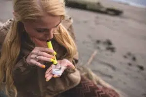 woman using a dab pen